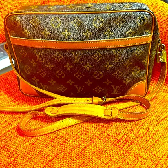 WOW POSHMARK Authentic Louis Vuitton GM Crossbody Bag = FESTIVAL & CONCERT TIME - Picture 1 of 15
